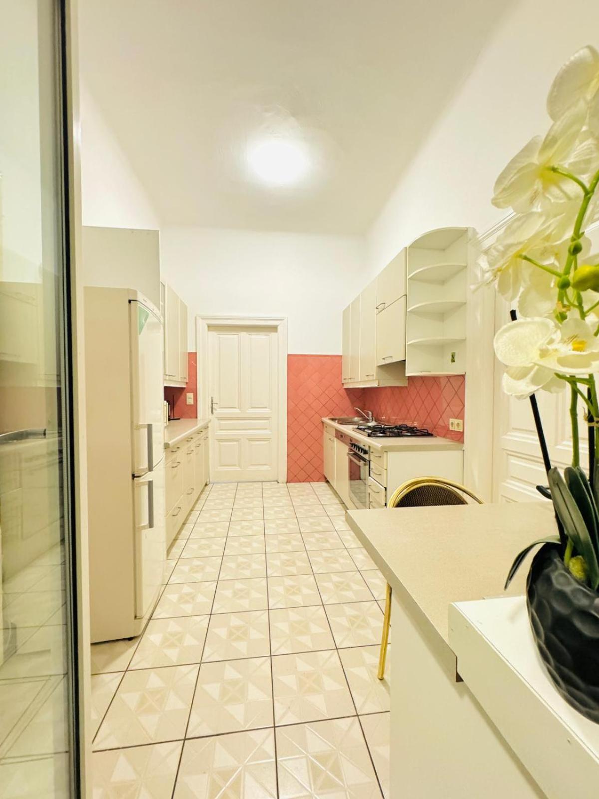 Apartment Cozy 9br Shared Apartment, Only 12min Walk To Augarten *