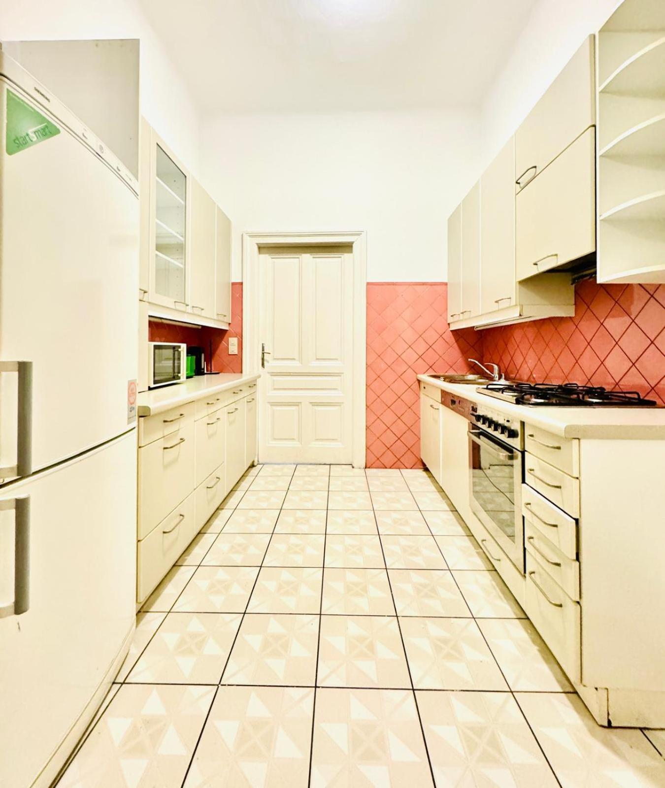 Cozy 9br Shared Apartment, Only 12min Walk To Augarten Apartment